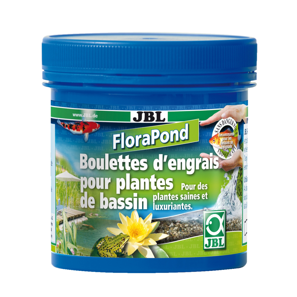 Soins de base pour les plantes dans les bassins de jardin : boules d'engrais en argile contenant les principaux nutriments et oligo-éléments pour les nénuphars et les plantes de marais.